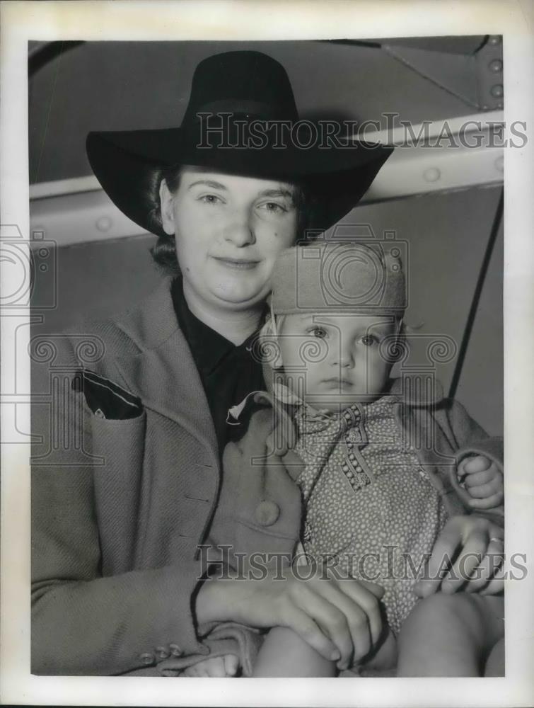 1941 Press Photo Mrs. Louis Depret and her son John flee France for duration of - Historic Images