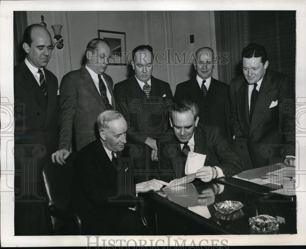 1946 Press Photo General Electric Officials meet with Federal Conciliation Board - Historic Images