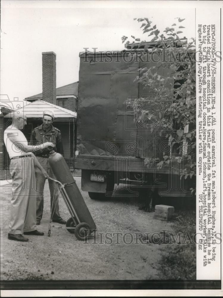 1958 Press Photo 1,041 pound carnival fat man Robert Hughes treated for heart. - Historic Images