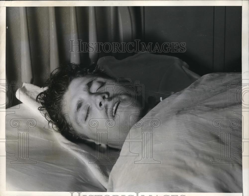 1935 Press Photo Carl York stool pigeon was shot by police at a apartment - Historic Images