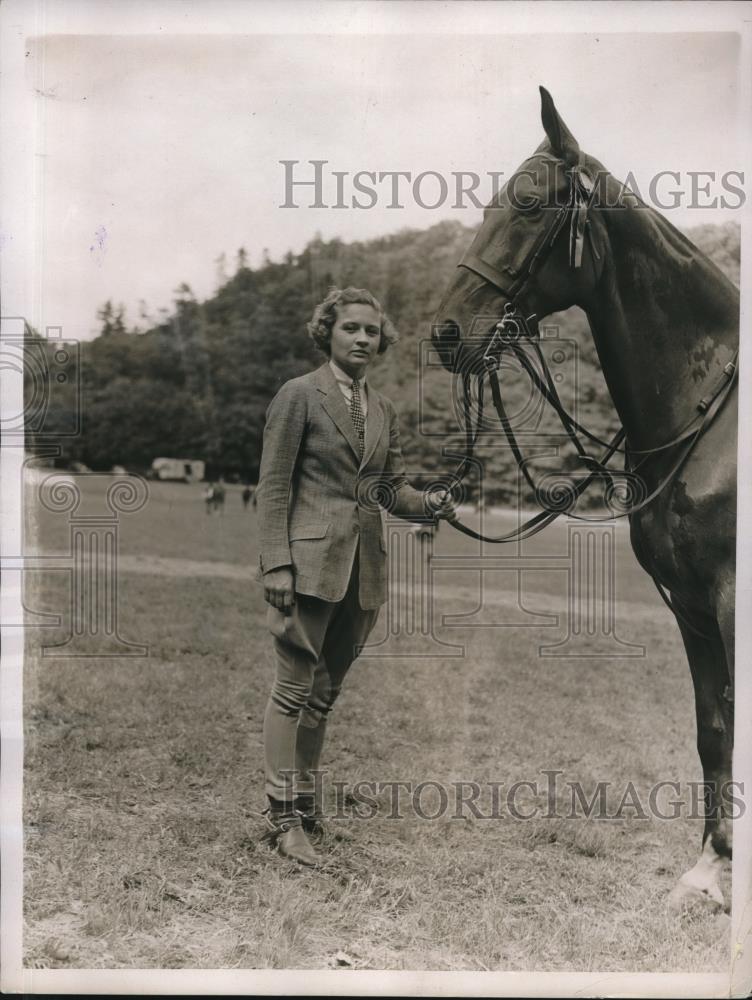 1937 Press Photo Muriel Taylor with Johnnie W who won Open Jumpers Class - Historic Images