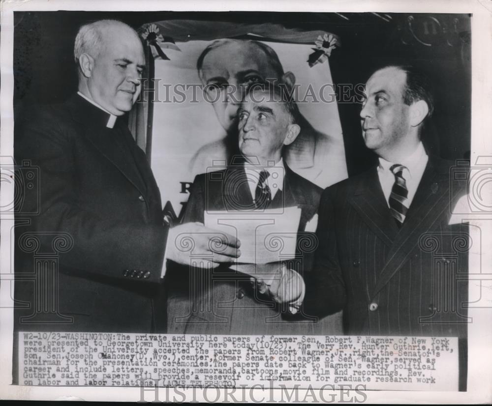 1949 Press Photo Rev. Hunter accepted papers from Guthrie, Robert Wagner Jr - Historic Images