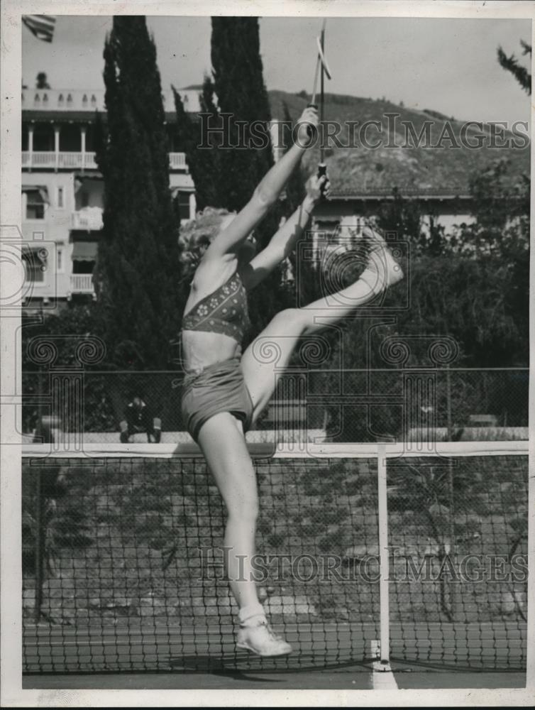 1938 Press Photo Relna Brewer Leaps Over Net After Winning Set Of Loop Tennis - Historic Images