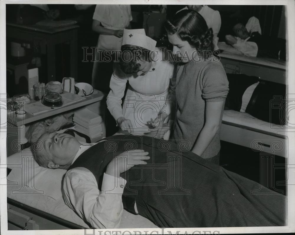 1943 Press Photo Postmaster Gen. Frank Walker gives blood at Red Cross - Historic Images
