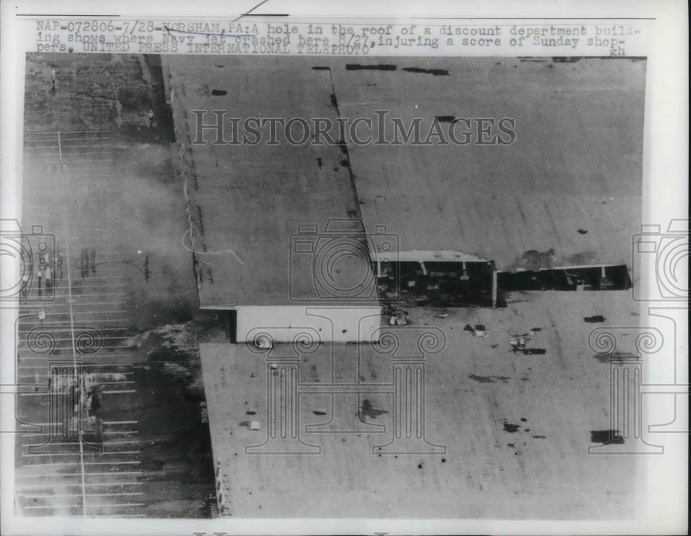 1961 Press Photo Hole in Roof of Discount Department Navy Jet Crashed into It - Historic Images