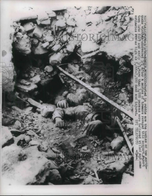 1960 Press Photo Bodies of earthquake victims buried in rubble in Morocco - Historic Images