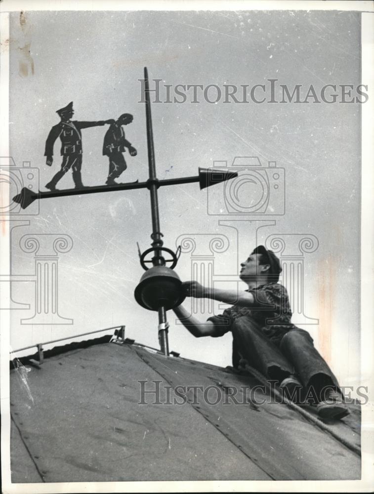 1958 Press Photo Weathervane mounted atop a jail in Hannover Germany. - Historic Images