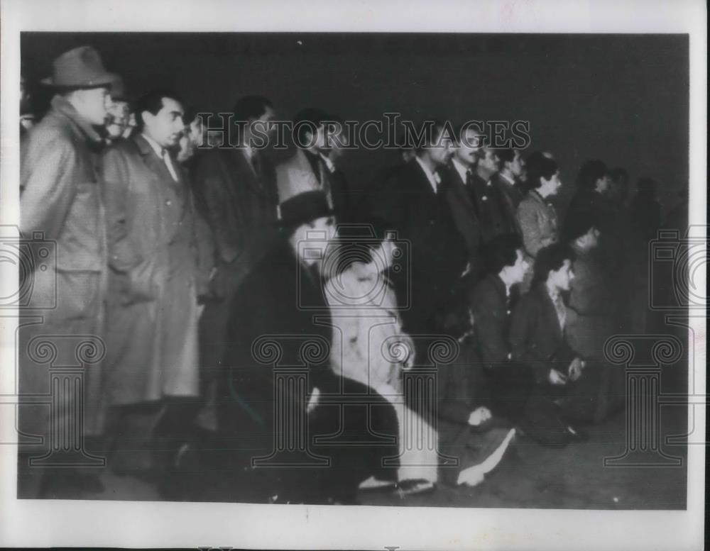 1954 Press Photo Romans pray for the recovery of Pope Pius XII - Historic Images