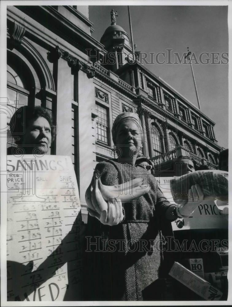 1966 Press Photo The price is right - nec36838 - Historic Images