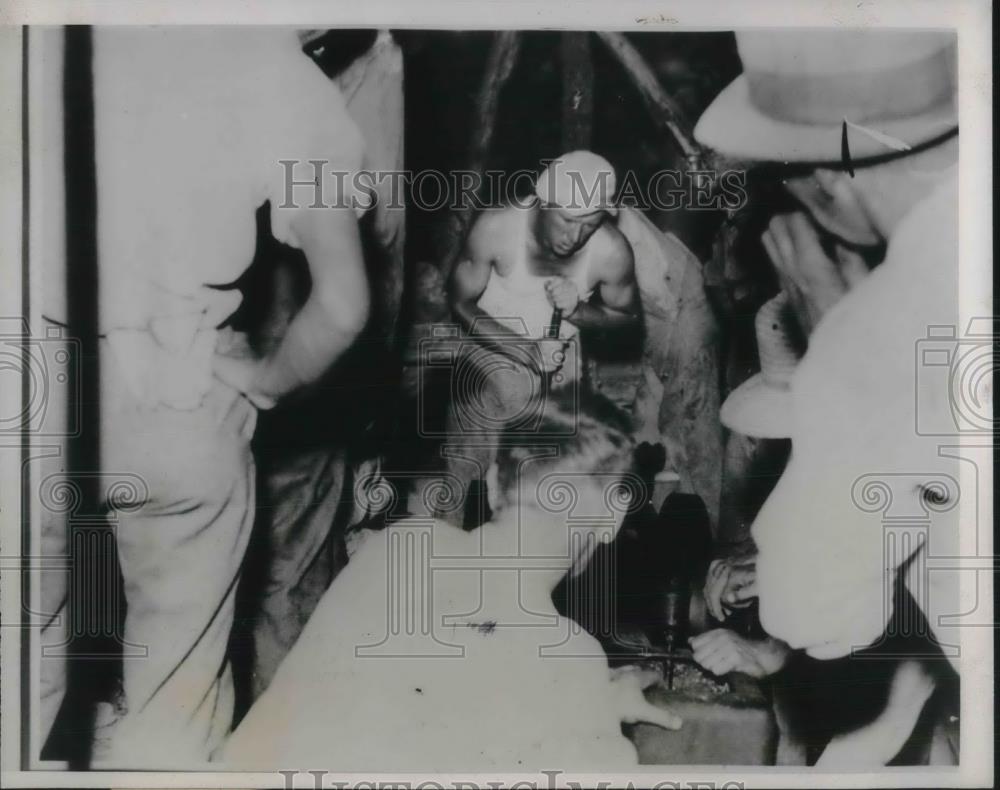 1936 Press Photo Rescue workers dig for trapped mine workers of Sexton coal mine - Historic Images