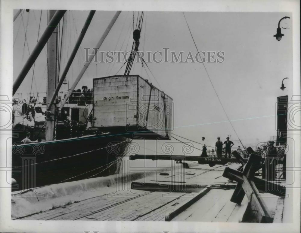 1939 Press Photo Cargo Loaded from the German Freighter Koenigsberg at Quebec. - Historic Images