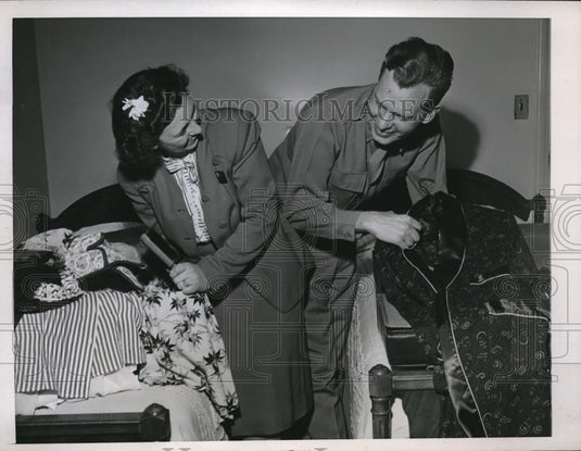 1946 Press Photo Capt George Johnson & Wide Dorothy Unpack At Stevens Hotel - Historic Images