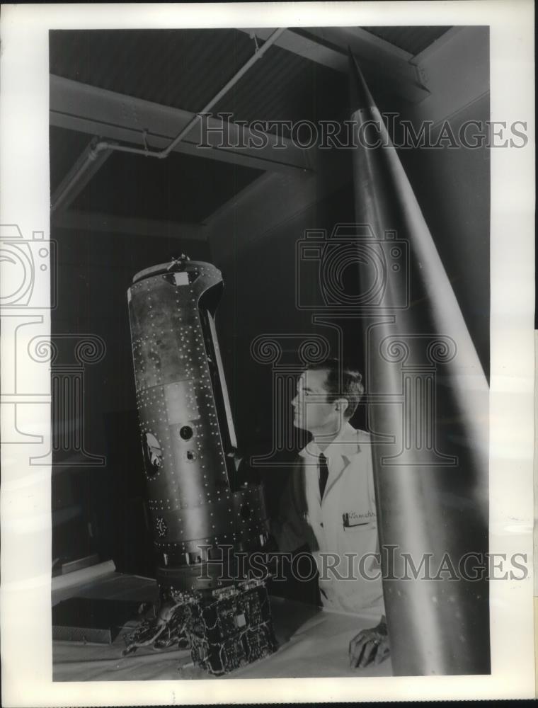 1962 Press Photo Perkin Elmer, tech &amp; a ultra violet spectroscope at Princeton - Historic Images