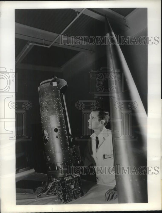 1962 Press Photo Perkin Elmer, tech & a ultra violet spectroscope at Princeton - Historic Images