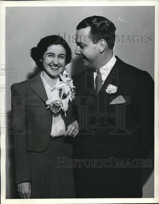 1939 Press Photo David D. Walker and Bride Margaret. - nec22888 - Historic Images