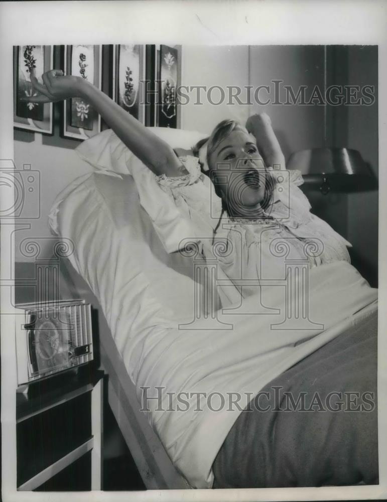 1955 Press Photo Simmons adjust a bed plugs into clock, raises up to wake you - Historic Images