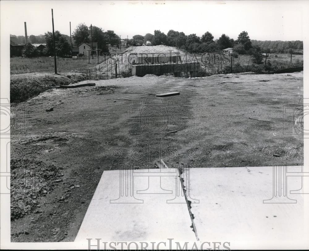 1953 Press Photo Bridge on Rt.10. New York railroad tracks. Lorain County - Historic Images