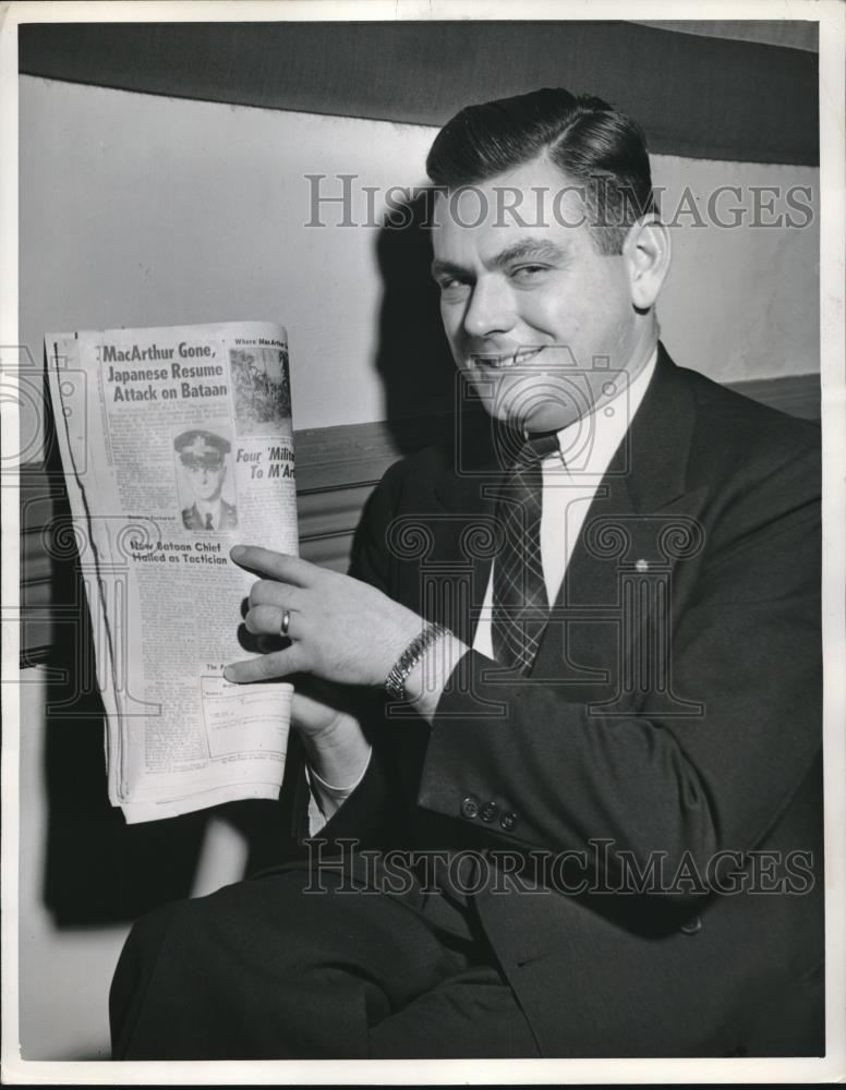 1942 Press Photo Jonathan Wainwright Holds Newspaper With Picture Of His Father - Historic Images