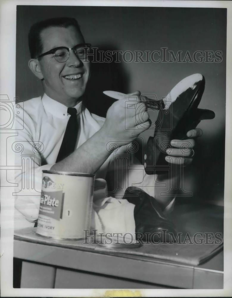 1962 Press Photo Robert Steffan, of Des Moines, Ia paints soles of his shoes - Historic Images