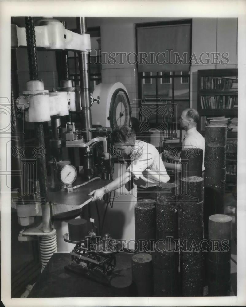 1947 Press Photo Scientists Making Pavement In Public Housing Administration Lab - Historic Images