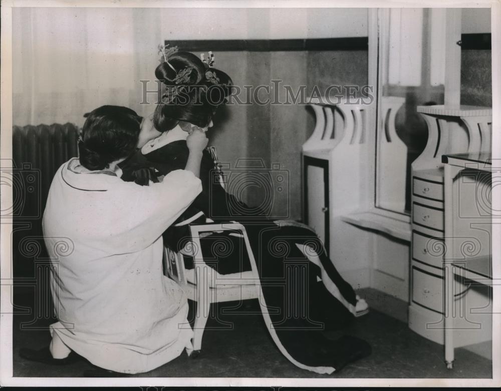 1936 Press Photo A young Japanese bride gets hair finished - Historic Images