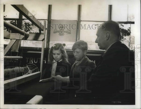 1950 Press Photo Schoolmaster Henry Wright with Pamela Batchelor & David Carter - Historic Images
