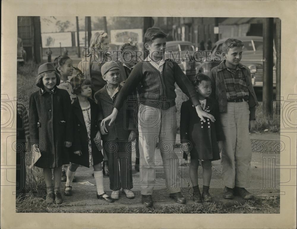 1944 Press Photo Cleveland Ohio Children Practice School Crosswalk Safety - Historic Images