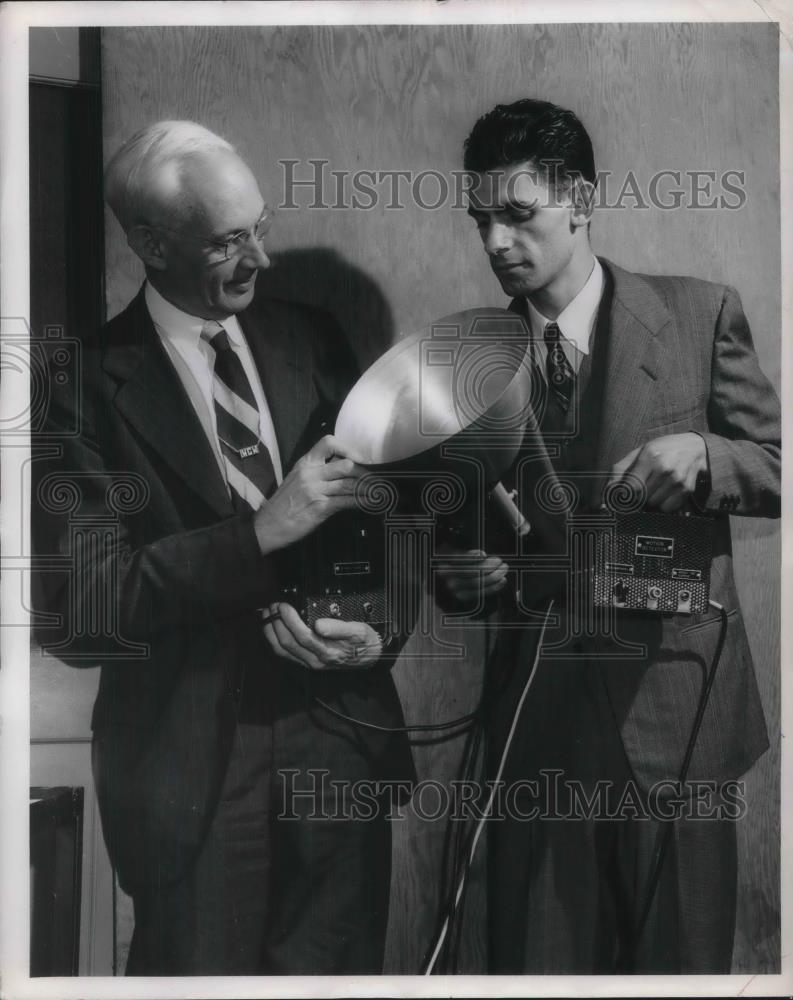 1947 Press Photo W.C. White &amp; H.S. Lasher of General Electric Use VT Fuze - Historic Images