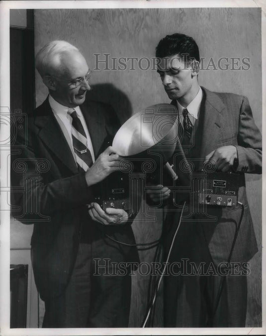 1947 Press Photo W.C. White & H.S. Lasher of General Electric Use VT Fuze - Historic Images