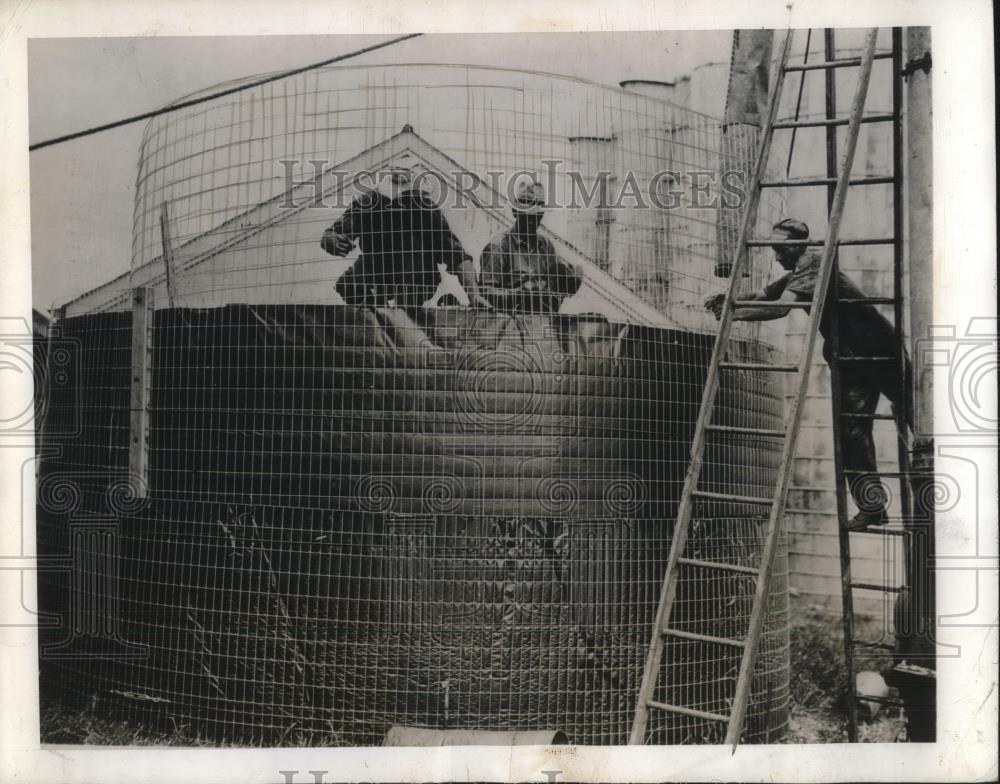 1945 Press Photo Farmer reinforcing structure for his grain overflow. - Historic Images