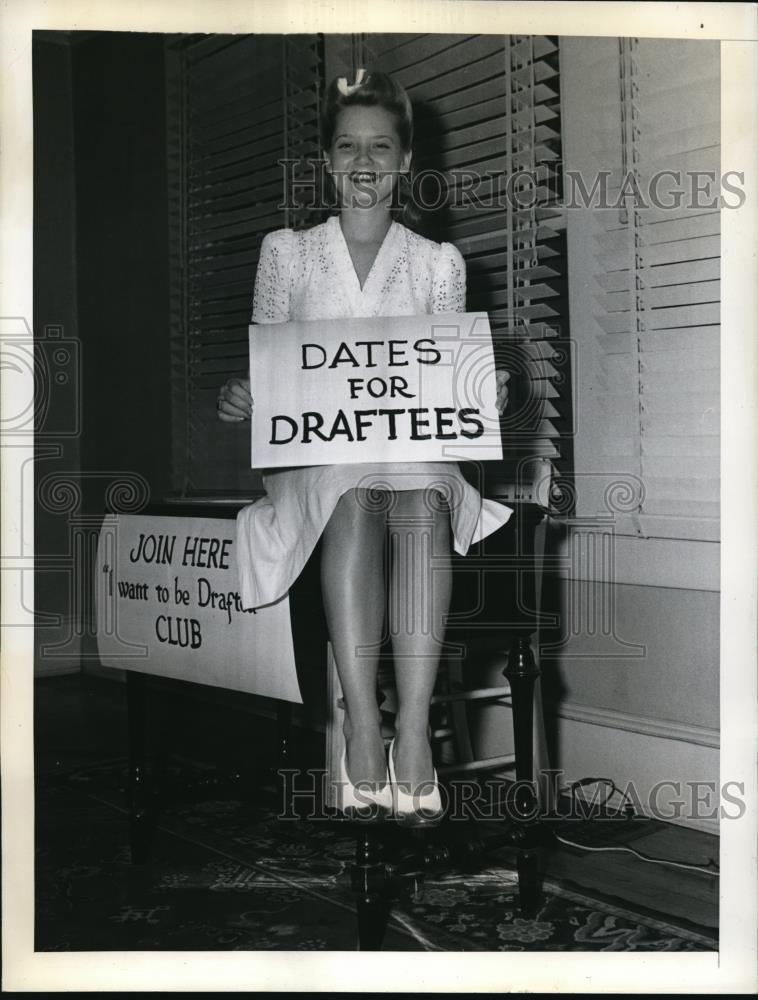 1941 Press Photo Barbara Dillion is looking for a date in Atlanta, GA - Historic Images