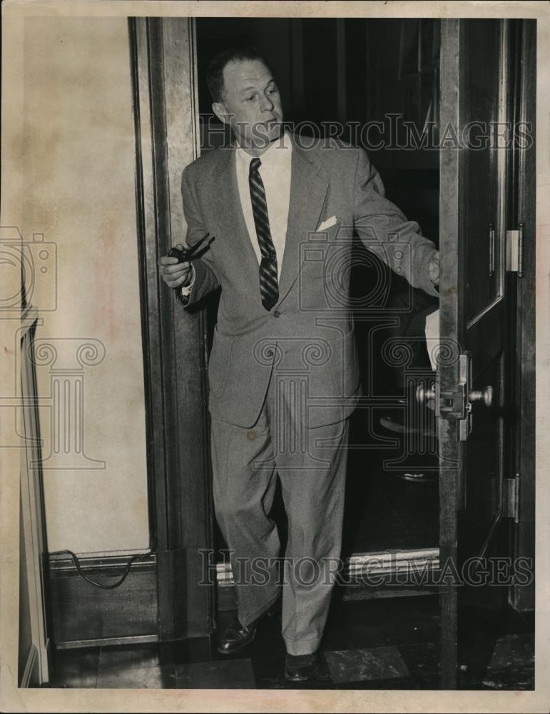 1958 Press Photo Lee C Hawley being ejected from Council hearing on CE1 rates - Historic Images