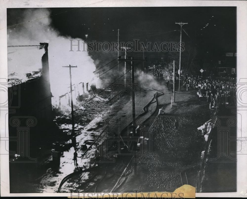 1947 Press Photo Crowd Watches Fire of Industrial Area in Rockford, Illinois - Historic Images