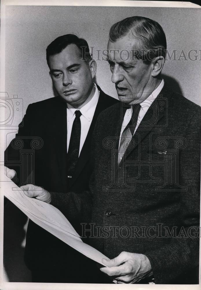 1967 Press Photo Tom Mourton asst attorney general and Clarence Arnosk agent for - Historic Images