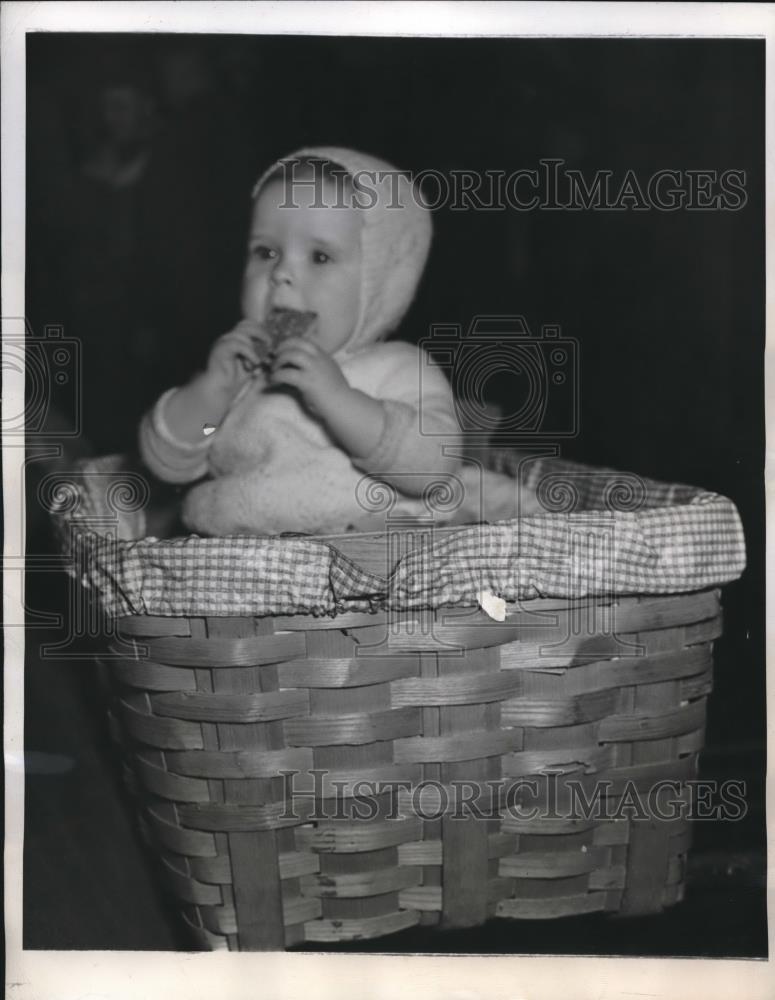 1946 Press Photo 10 month old Sandra Dodd 1 of 688 G I Babies who journeyed US - Historic Images