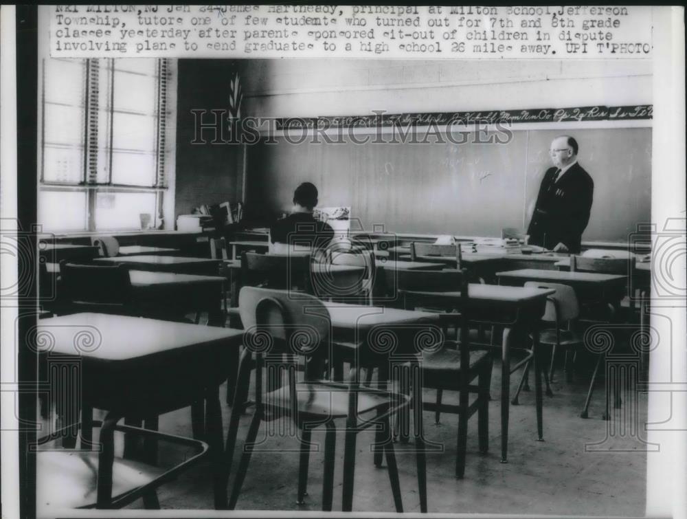 1961 Press Photo Principal James Hartneady of Milton School tutor 7th grade. - Historic Images