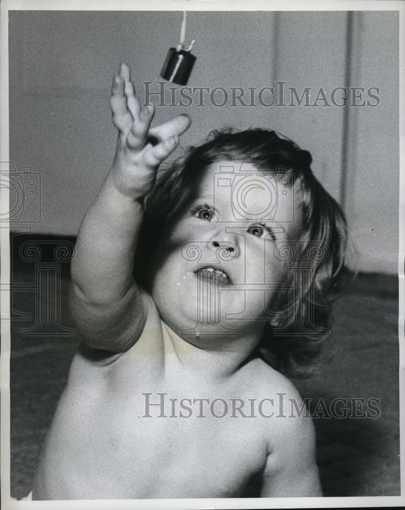 1961 Press Photo Erin reaching for ADA. - nec35975 - Historic Images