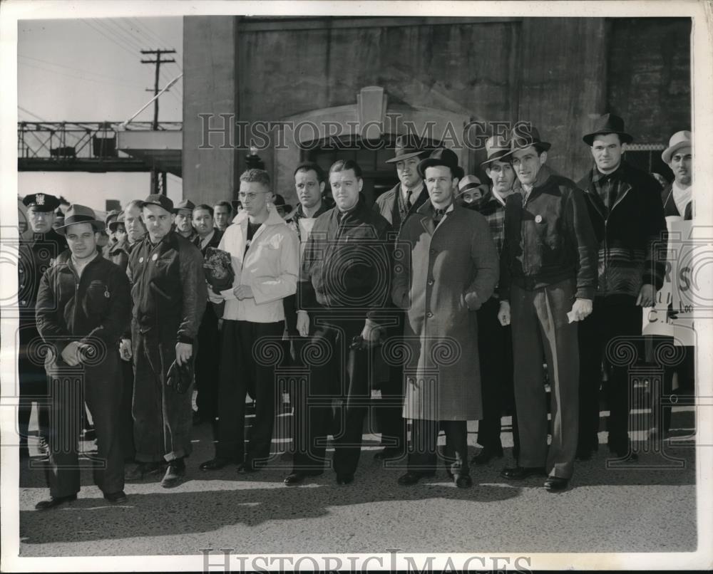 1941 Press Photo Aluminum Factory Strike Scabbers Enter To Make WWII Tanks - Historic Images