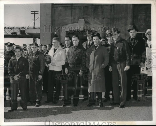 1941 Press Photo Aluminum Factory Strike Scabbers Enter To Make WWII Tanks - Historic Images