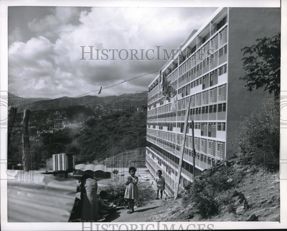 1954 Press Photo Children Play In Front Of Caracas Venezuela Apartment Building - Historic Images