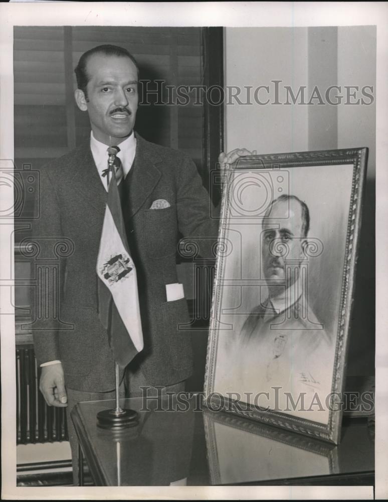 1939 Press Photo NYC, Jose de Gregorio &amp; portrait of Gen F Franco of Spain - Historic Images