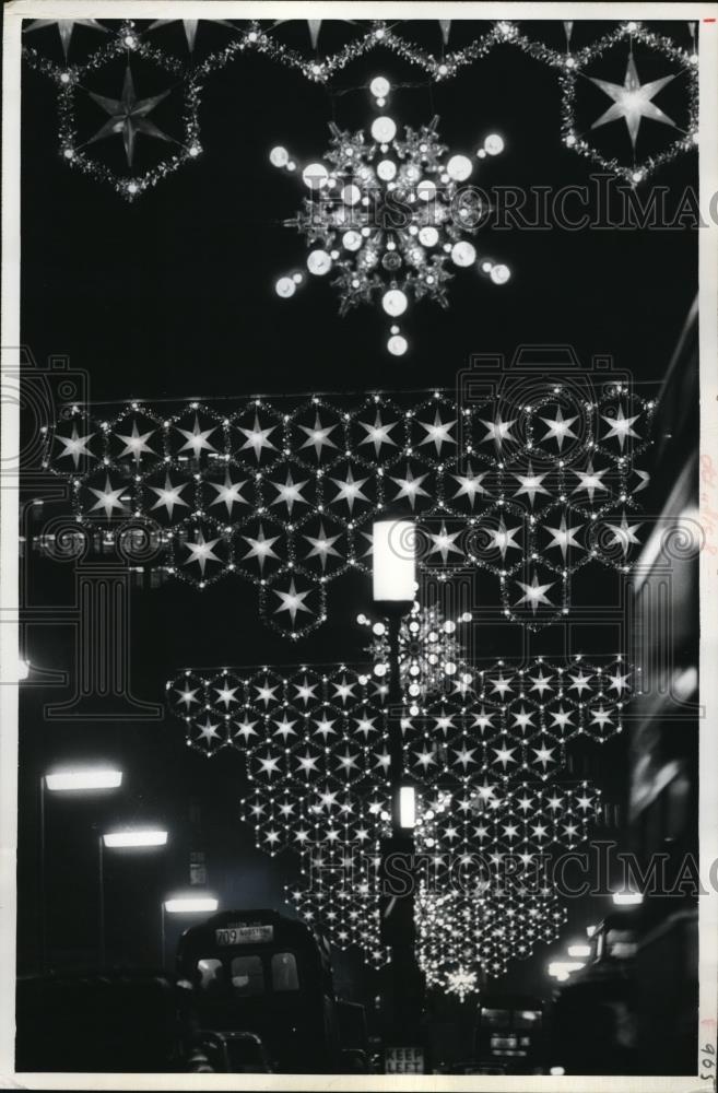 1965 Press Photo A Brilliant Display Of Holiday Spirit Is Captured Along - Historic Images