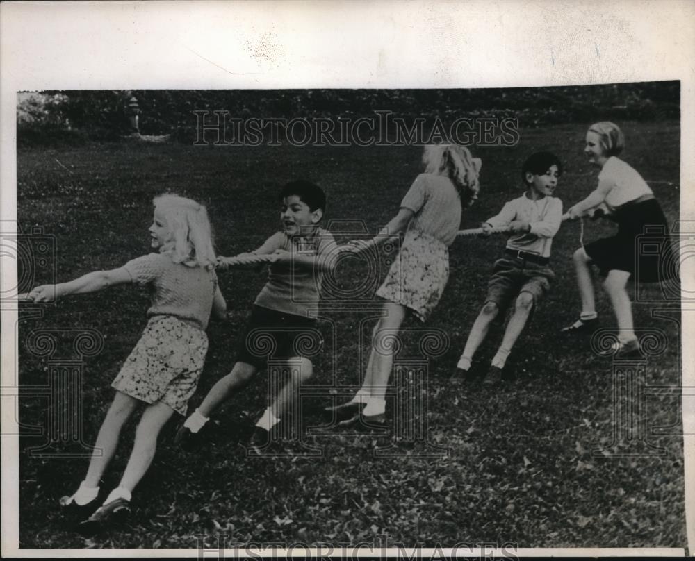 1939 Press Photo Villars Switzerland Young Prince Mokkuran Royal Pull Tug of war - Historic Images