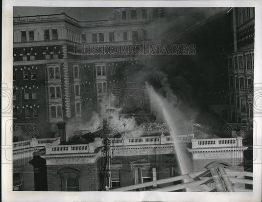 1944 Press Photo Firemen Work At Three Story Majestic Hotel Fire Philadelphia - Historic Images