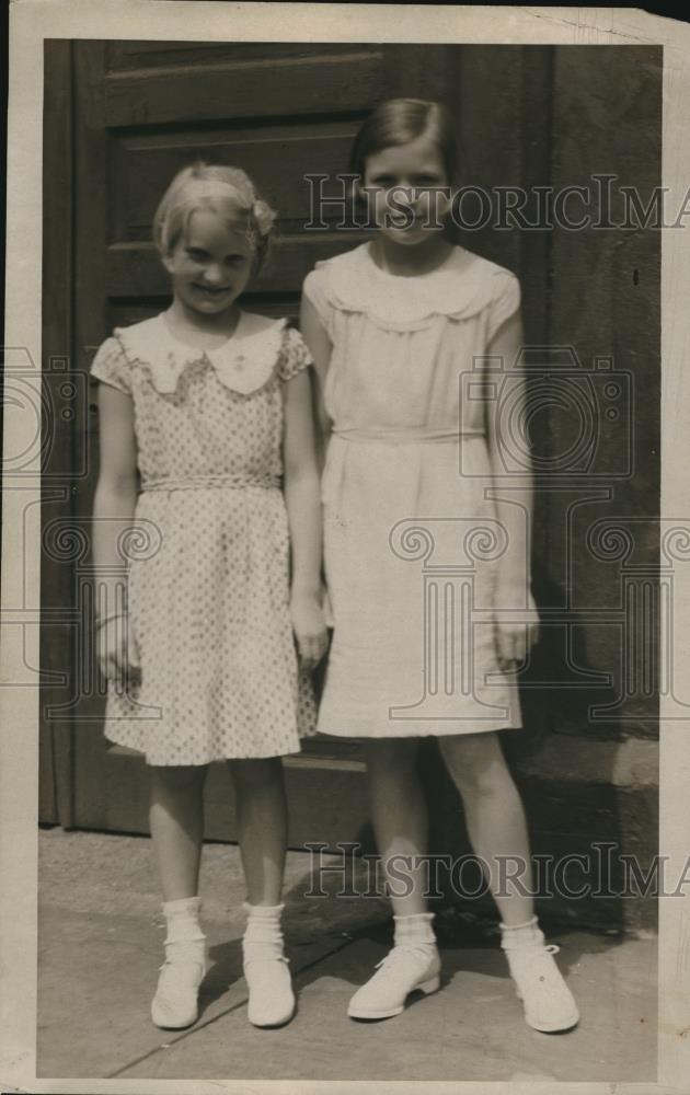 1934 Press Photo Barbara &amp; Caroline Johnson, young girls - Historic Images