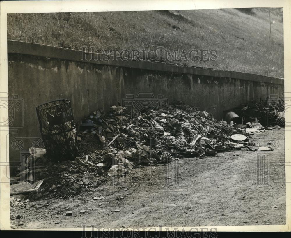 1934 Press Photo Edgewater Park full of Rubbish near entrance - Historic Images