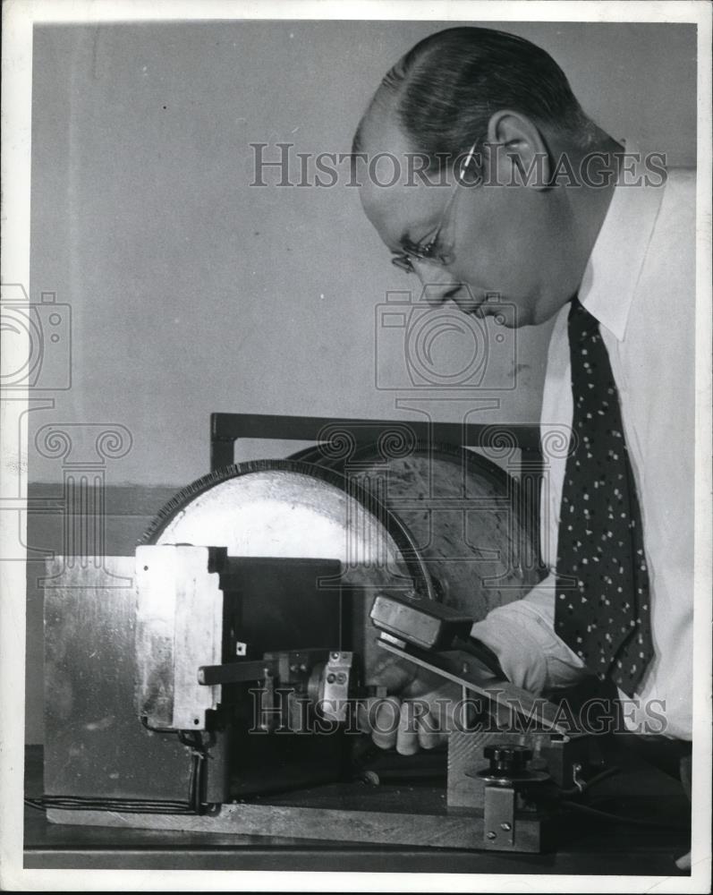 1942 Press Photo An old man looking at his work. - Historic Images