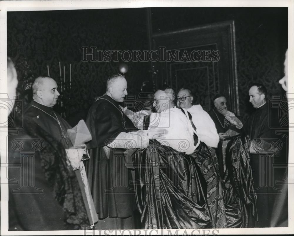 1946 Press Photo New Cardinals Greeted, Cardinal Dominionl, Cardinal Tedeschini - Historic Images