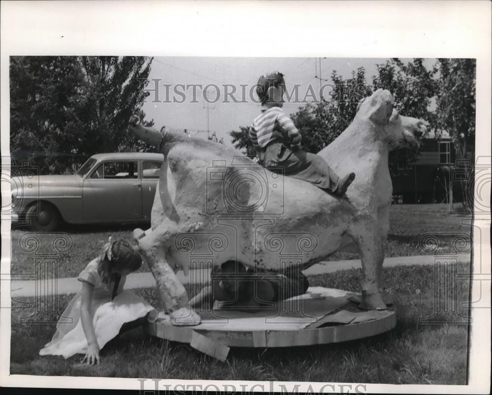 1958 Press Photo Cow paper mache near the Ohio River Bridge stopping traffic - Historic Images