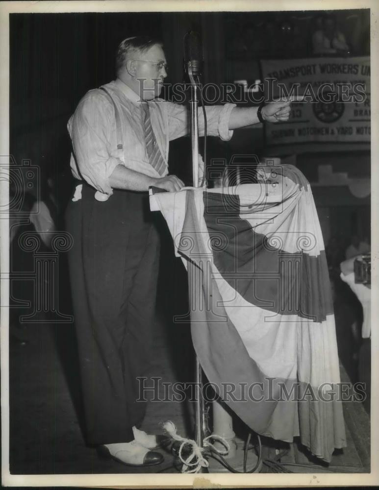 1941 Press Photo Allan Haywood speaking a strike meeting of transport workers. - Historic Images